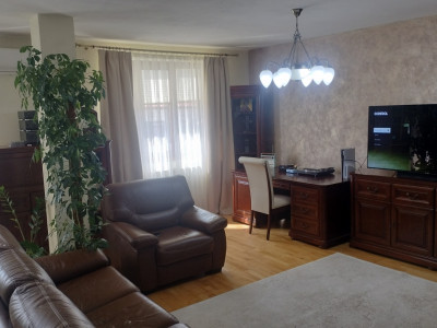 Apartament cu 3 camere 110 mp utili + balcon – Cetate, zona Pieței